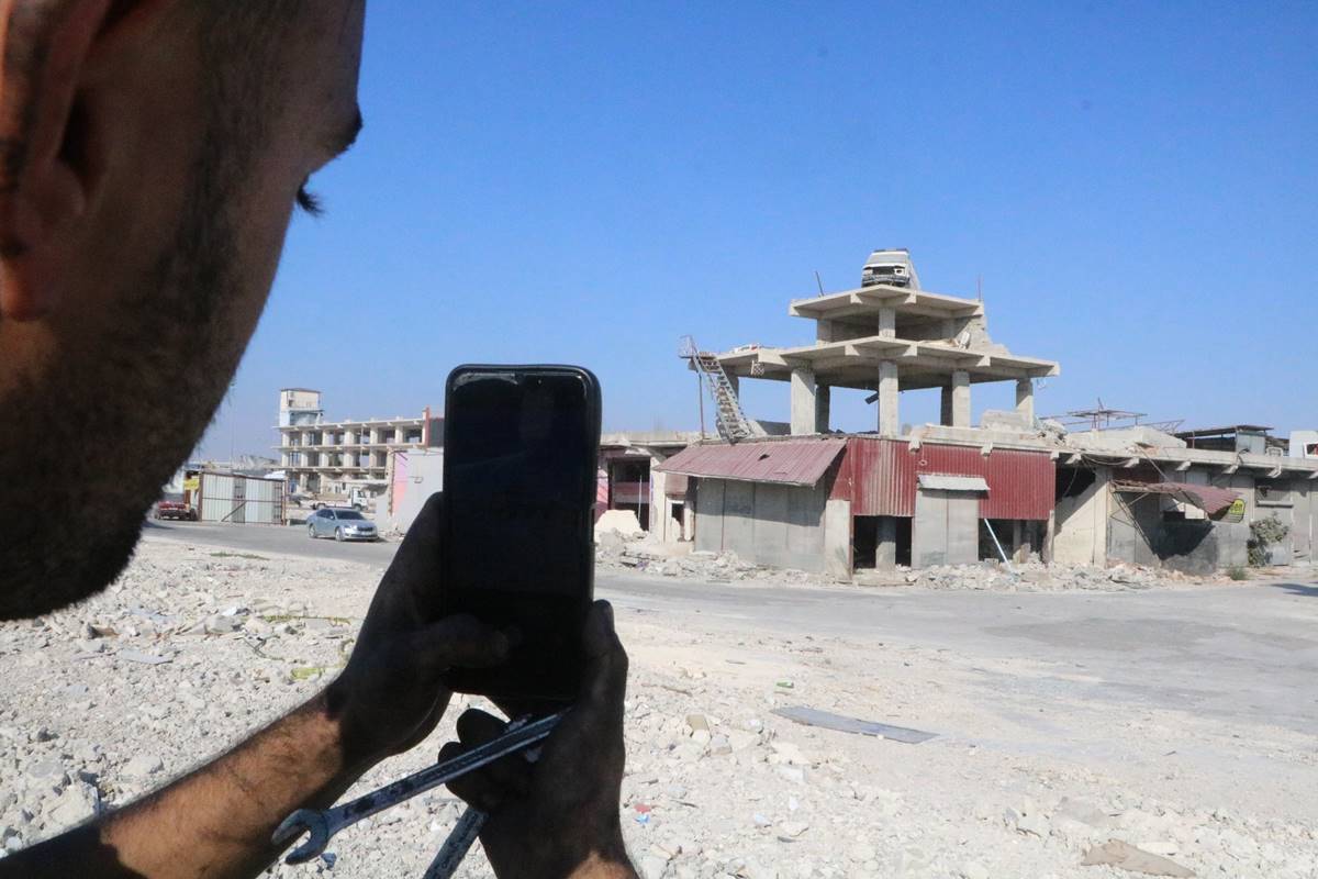 4-katli-binanin-tepesine-dikkat-cekmesi-icin-konulmustu-bina-agir-hasar-aldi-minibus-yerinden-oynamadi-4