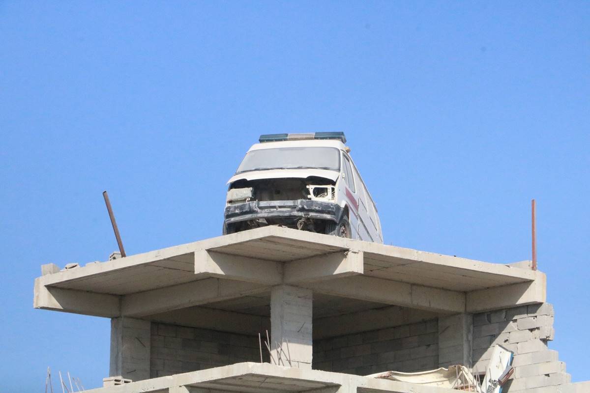 4-katli-binanin-tepesine-dikkat-cekmesi-icin-konulmustu-bina-agir-hasar-aldi-minibus-yerinden-oynamadi-5