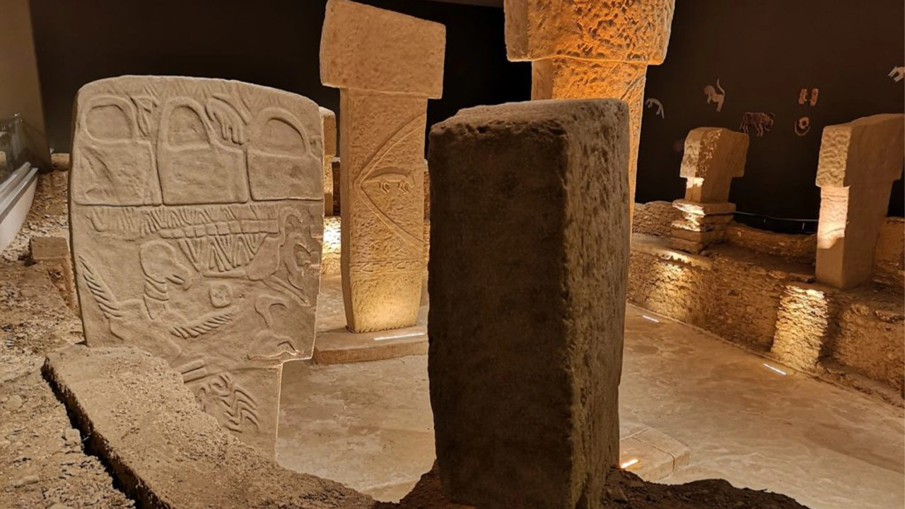 binlerce-yillik-el-cantasi-tasvirinin-sirri-cozuldu-en-eski-ornek-gobeklitepeden-j7ub