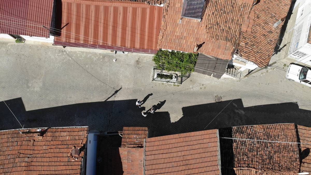 bu-mezar-bir-asirdir-yolun-ortasinda-kime-ait-oldugunu-ise-bilen-yok-1