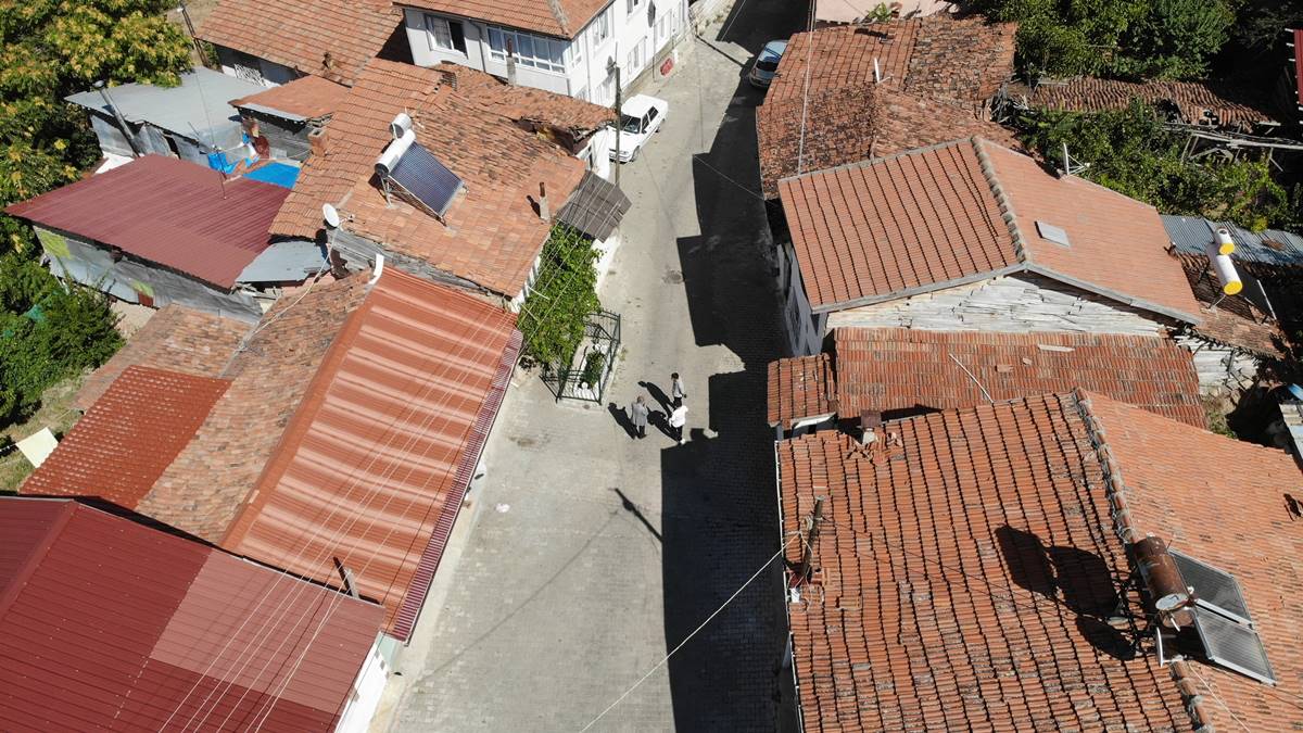 bu-mezar-bir-asirdir-yolun-ortasinda-kime-ait-oldugunu-ise-bilen-yok-2