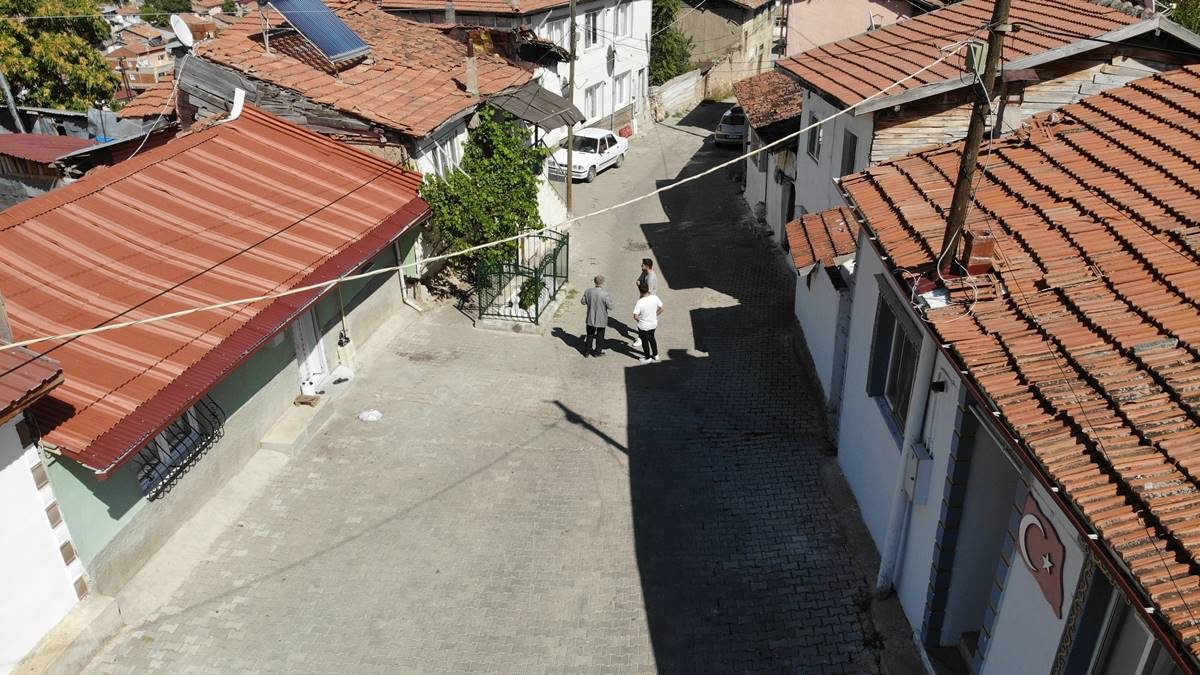 bu-mezar-bir-asirdir-yolun-ortasinda-kime-ait-oldugunu-ise-bilen-yok-3