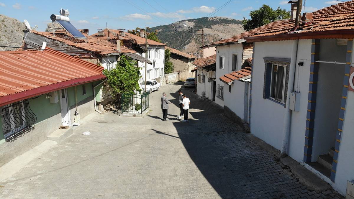 bu-mezar-bir-asirdir-yolun-ortasinda-kime-ait-oldugunu-ise-bilen-yok-4