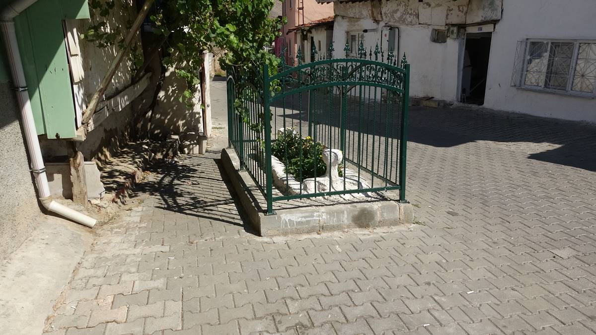 bu-mezar-bir-asirdir-yolun-ortasinda-kime-ait-oldugunu-ise-bilen-yok-5