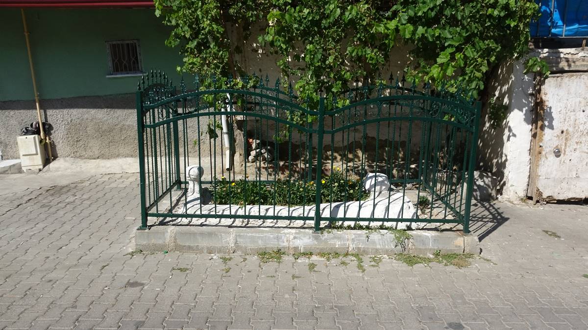 bu-mezar-bir-asirdir-yolun-ortasinda-kime-ait-oldugunu-ise-bilen-yok-6