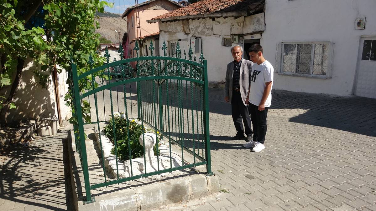 bu-mezar-bir-asirdir-yolun-ortasinda-kime-ait-oldugunu-ise-bilen-yok-7