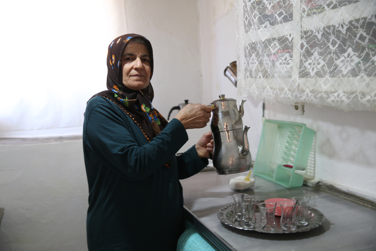 aa-20230920-32196564-32196559-deprem-sonrasi-olu-olarak-kayitlara-gecen-kadin-yasadigini-ispatlamaya-calisiyor