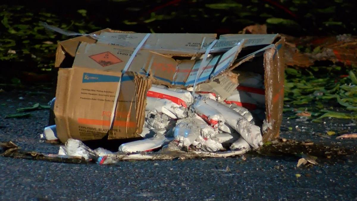 dinamit-yuklu-kamyon-devrildi-bomba-imha-ekipleri-kazaya-mudahale-etti-6