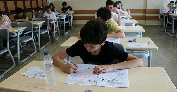 616x321-lgs-maratonu-basladi-ogrenciler-sinavda-ter-dokerken-aileler-dua-okuyarak-bekledi-1559375123676