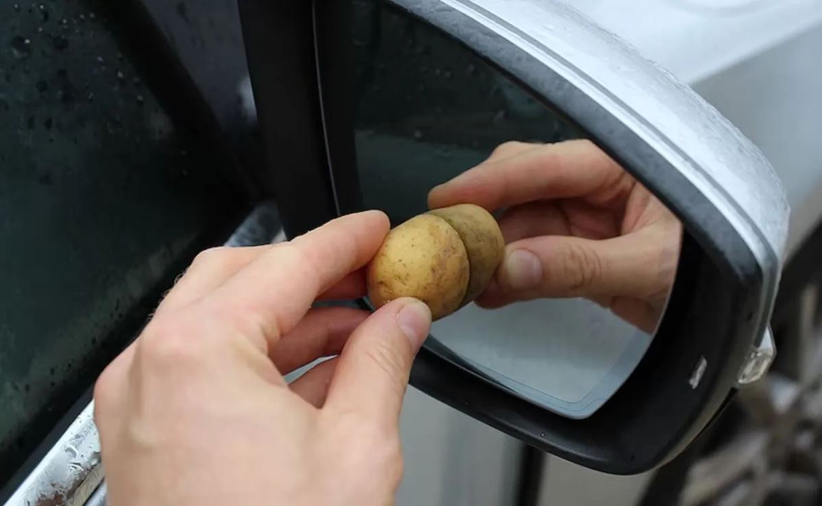 aynalar-patatesle-nasil-temizlenir