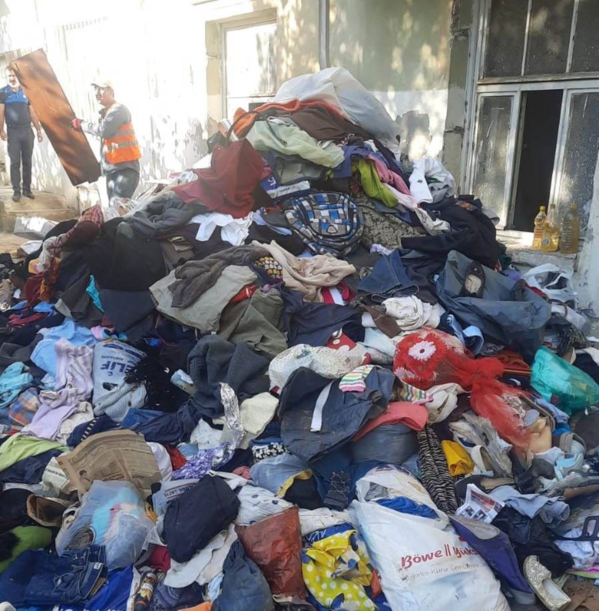 belediye-baskan-adayinin-evinden-15-kamyon-cop-cikti-5