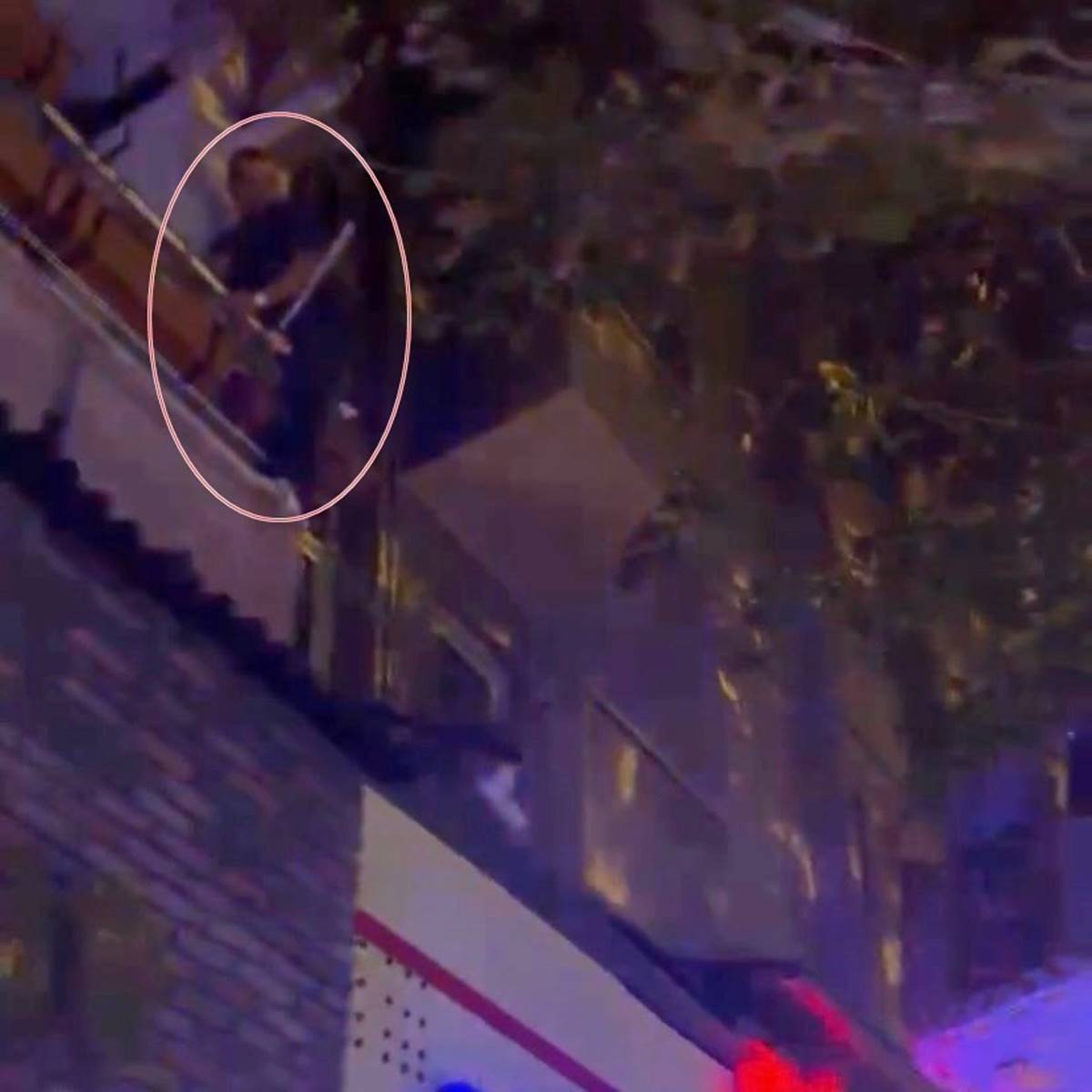 balkondan-evine-girmek-istedigi-esnada-sikisti-1