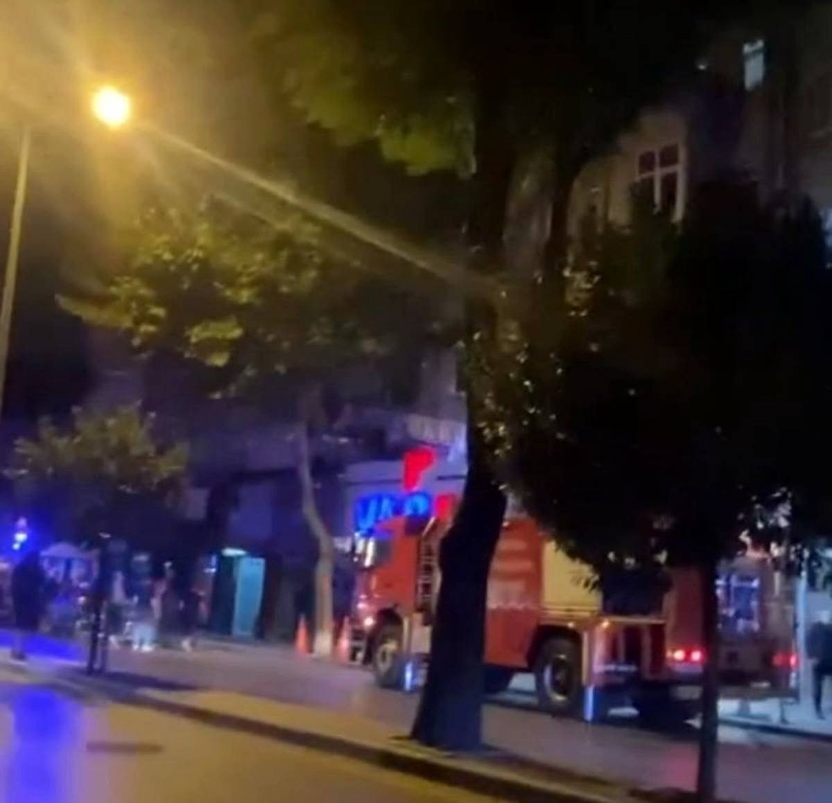 balkondan-evine-girmek-istedigi-esnada-sikisti-2