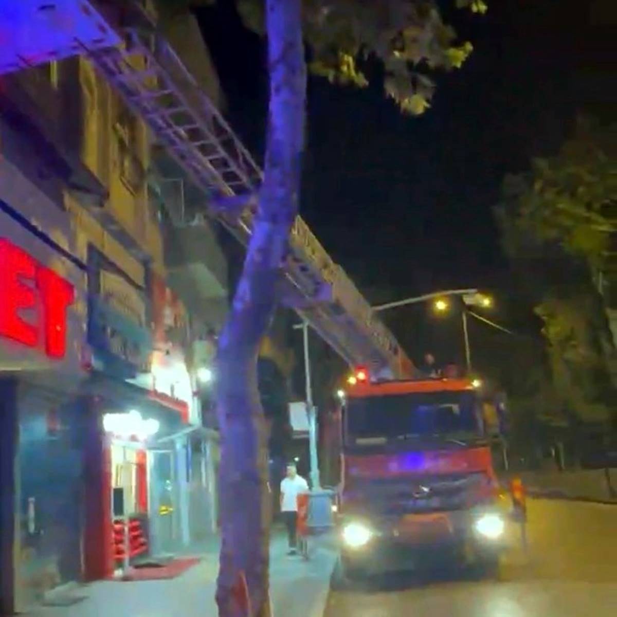 balkondan-evine-girmek-istedigi-esnada-sikisti-3