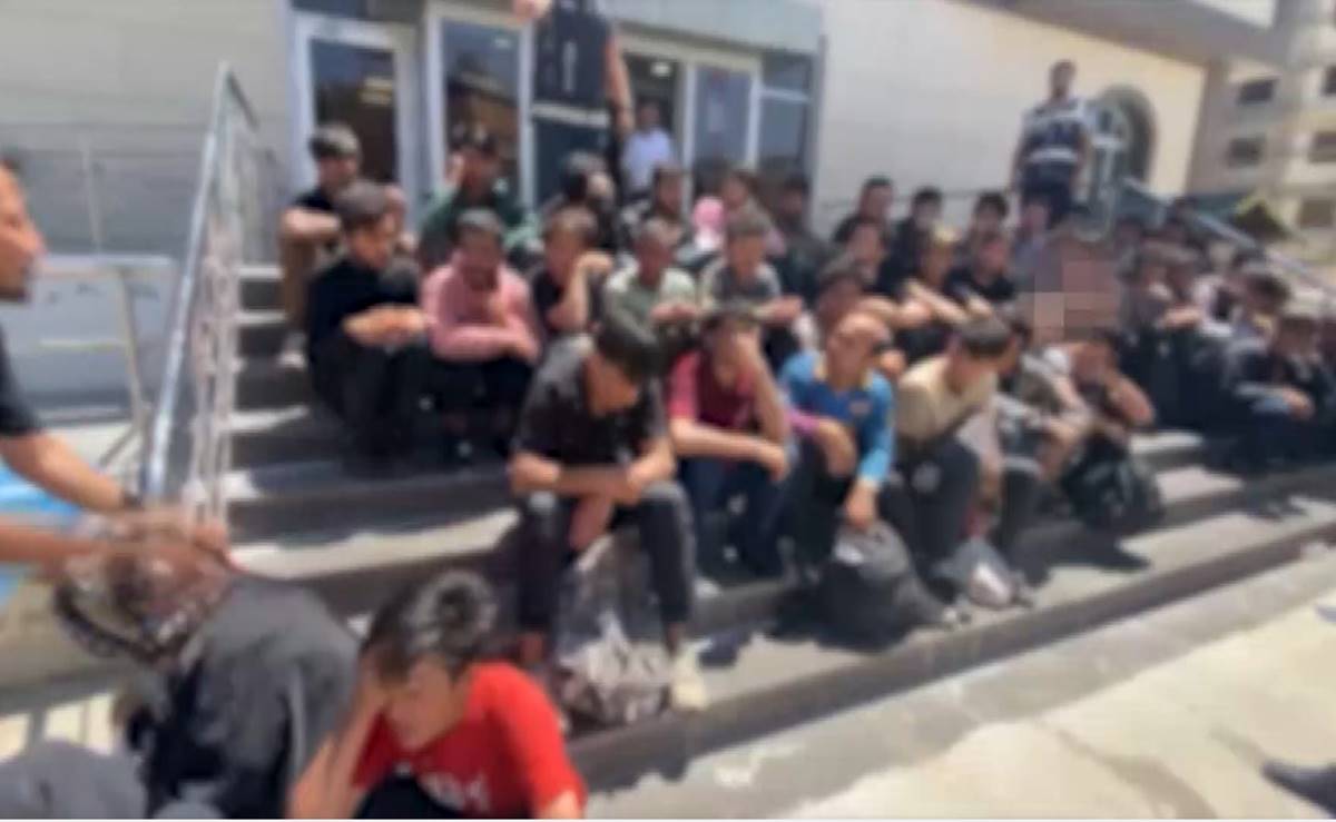 durdurulan-kamyonetin-kasasinda-43-duzensiz-gocmen-yakalandi-3