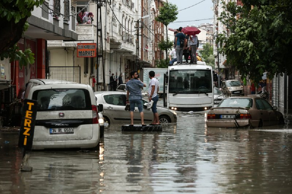 ek-fotograf-esenyurtta-gole-donen-yolda-minibus-ustunde-mahsur-kaldilar-9815-dhaphoto1