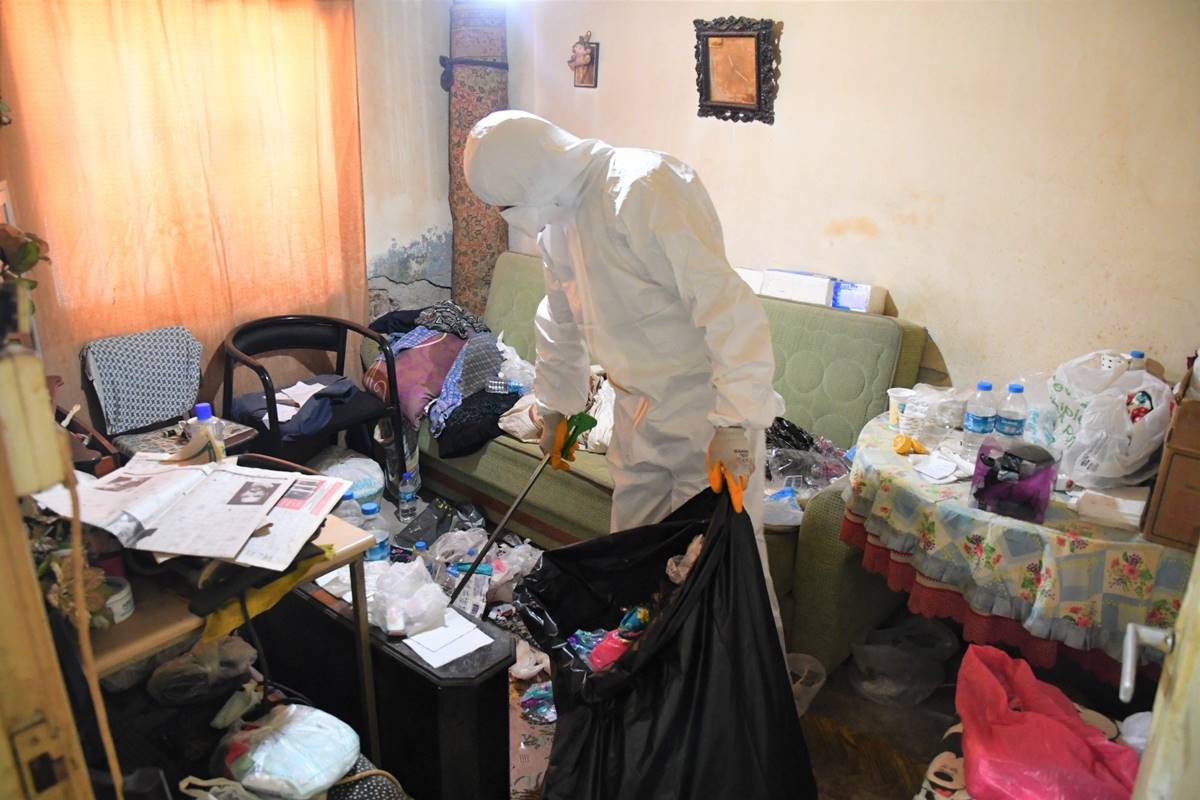 8-yildir-cop-biriktiren-kadinin-evinden-2-kamyon-cop-cikartildi-10