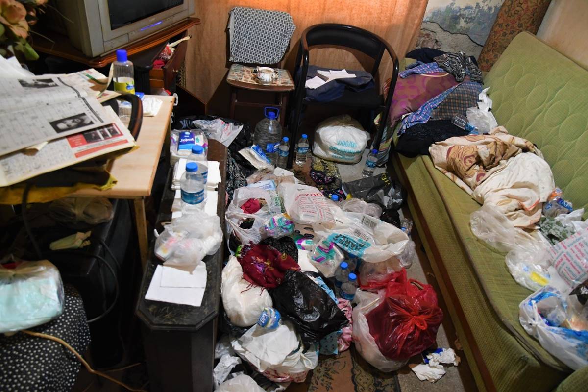 8-yildir-cop-biriktiren-kadinin-evinden-2-kamyon-cop-cikartildi-7