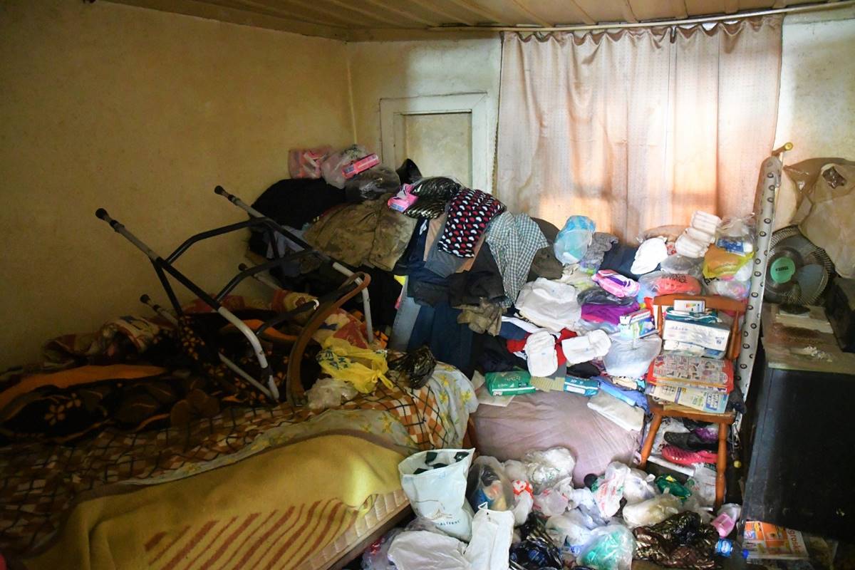 8-yildir-cop-biriktiren-kadinin-evinden-2-kamyon-cop-cikartildi-8