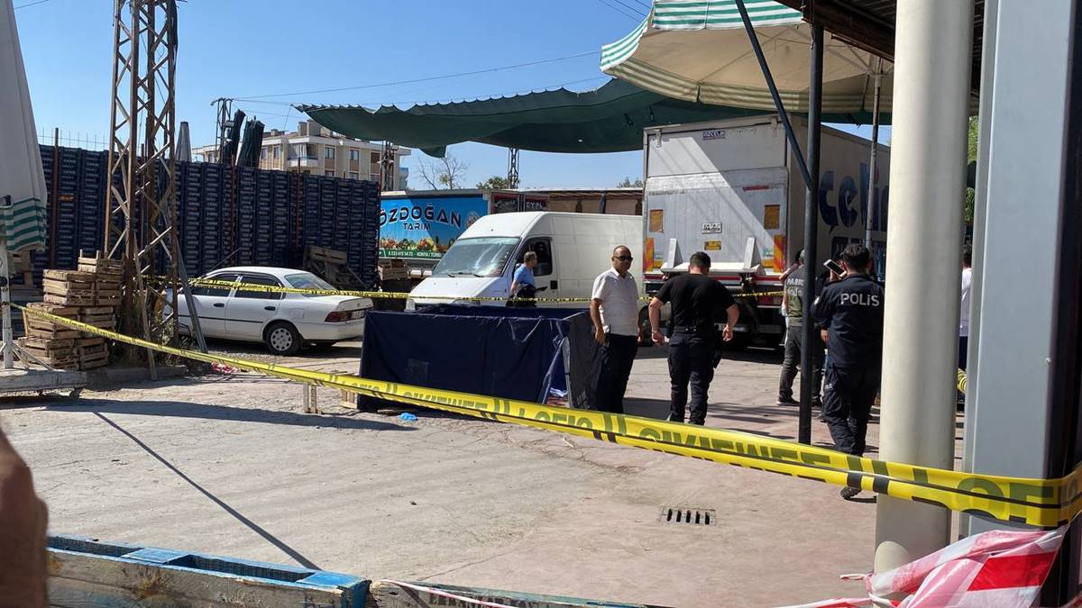 kapisina-tutunup-gitmek-istedigi-kamyonun-altinda-kaldi-1