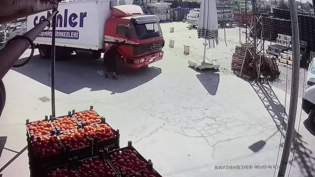 kapisina-tutunup-gitmek-istedigi-kamyonun-altinda-kaldi-3