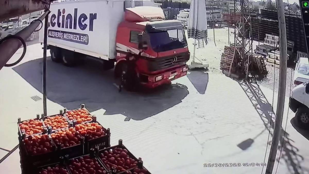 kapisina-tutunup-gitmek-istedigi-kamyonun-altinda-kaldi-5