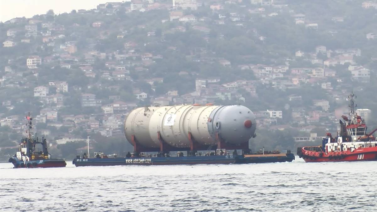 istanbul-bogazindan-sasirtan-gecis-9