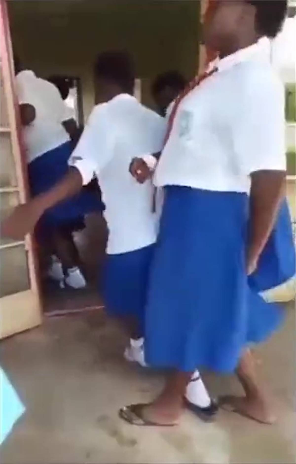 kenya-kiz-ogrenciler-okulda-felc-oldu-1