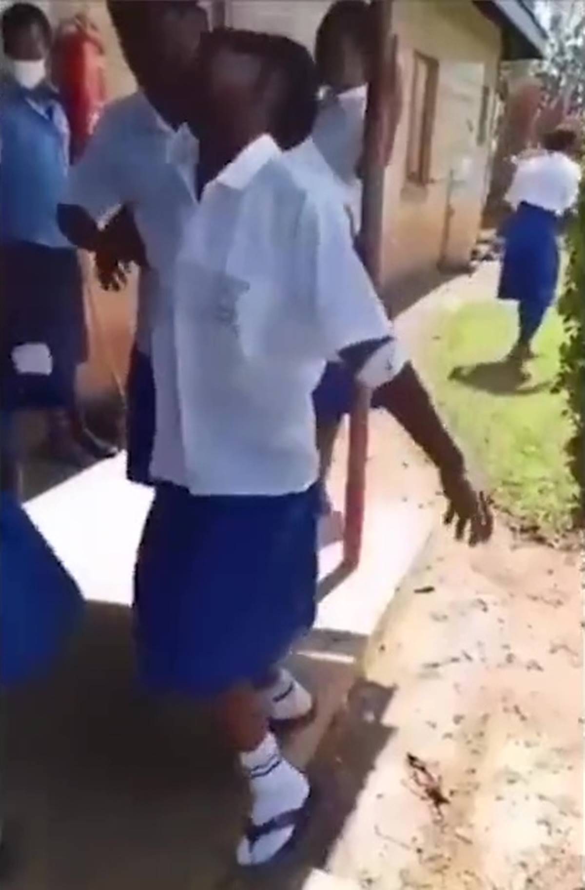 kenya-kiz-ogrenciler-okulda-felc-oldu-3