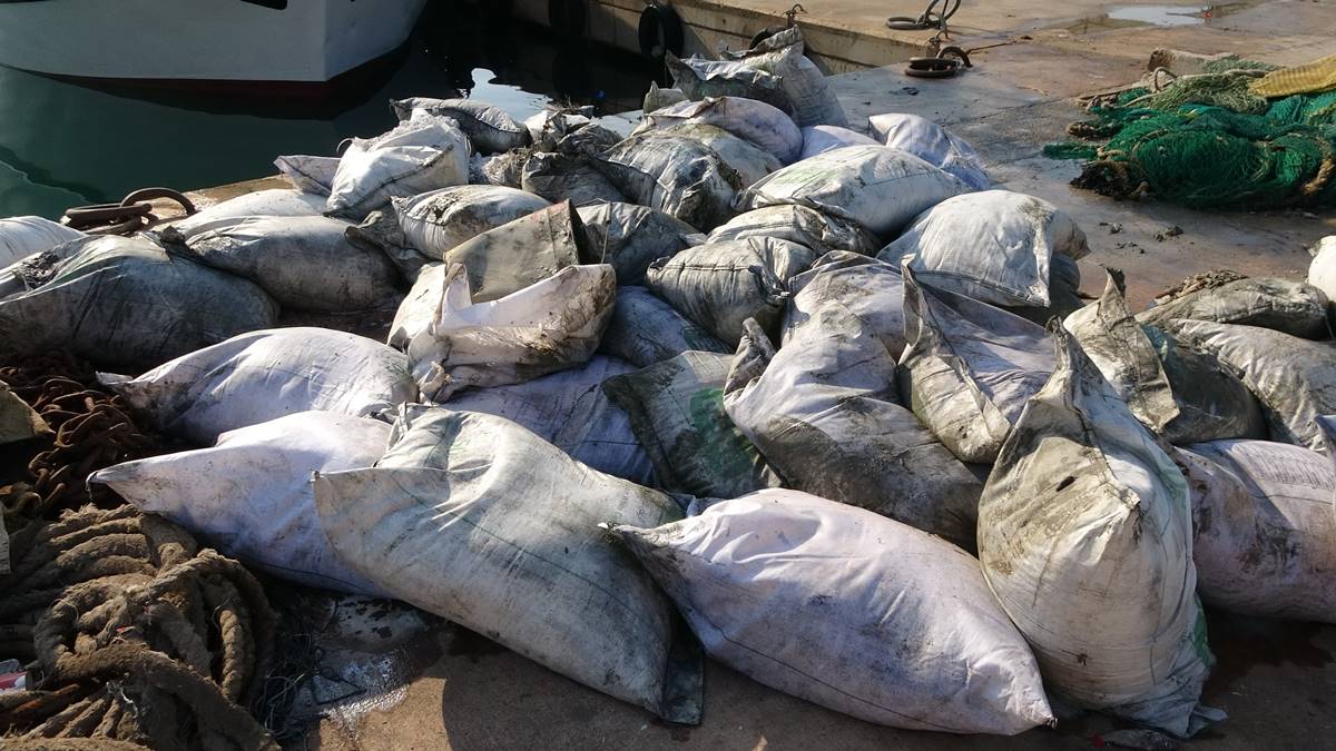 balikci-agina-cuval-cuval-pirinc-takildi-7