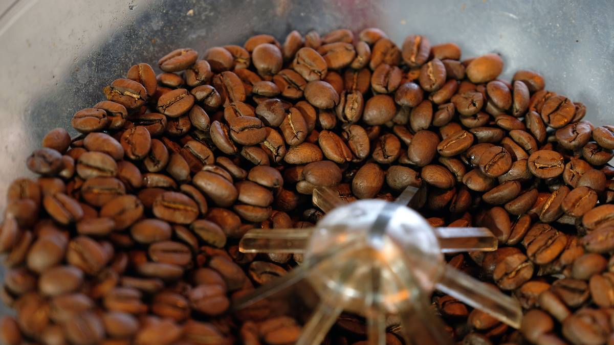 filtre-kahveyi-bone-ve-kadin-corabiyla-demliyorlar-6