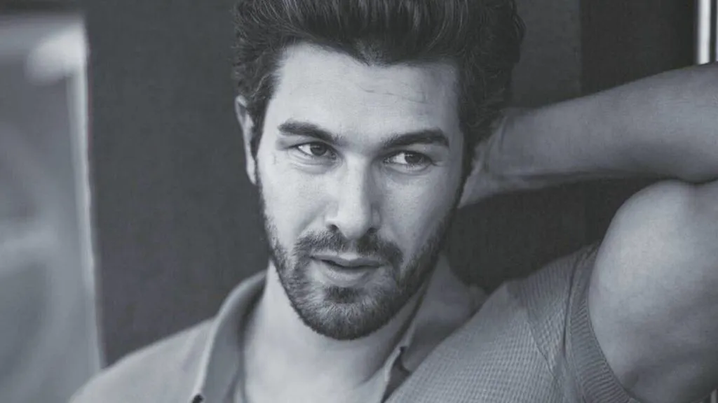 clipping-iwbhxu-6359