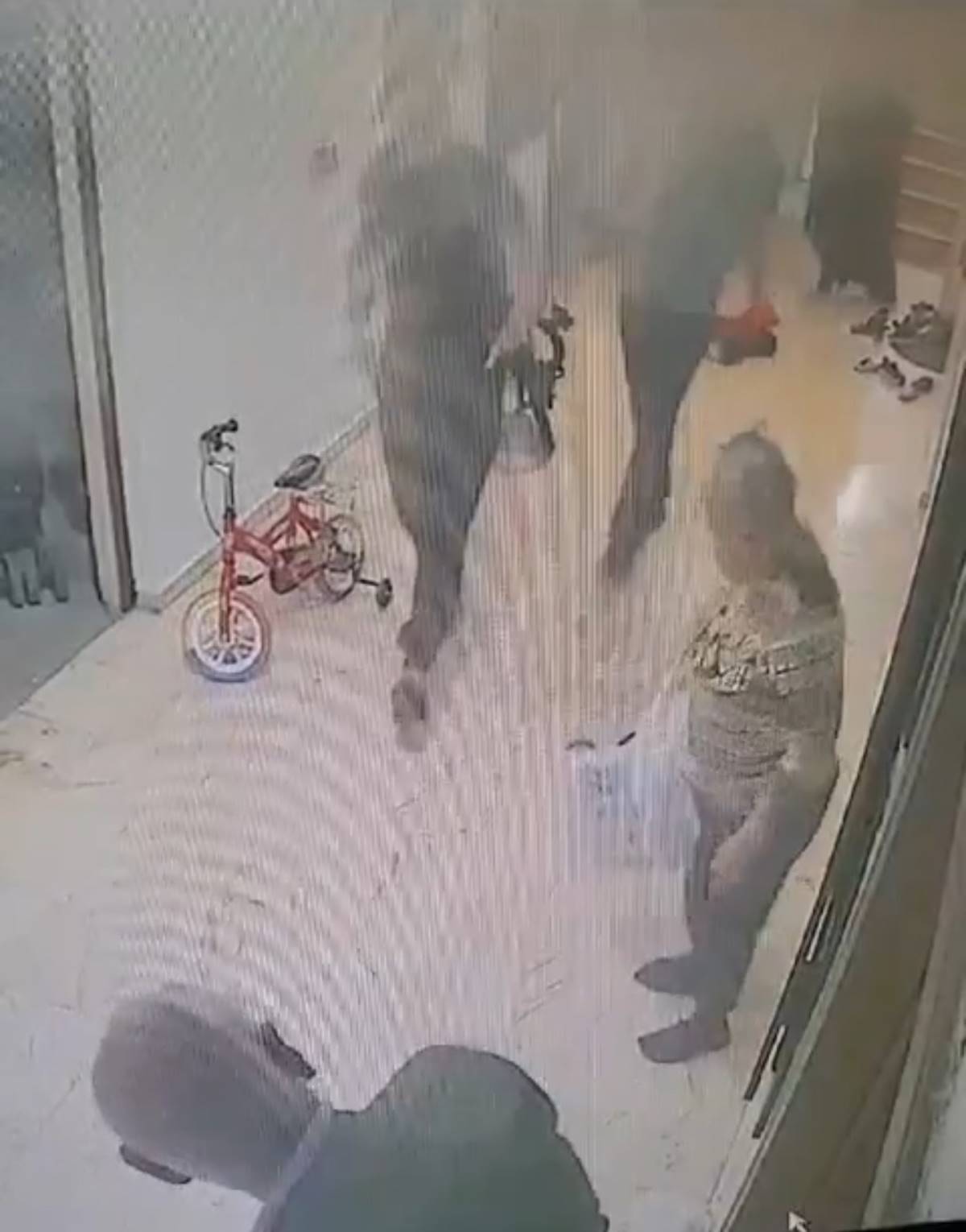 ilaclanan-ev-bomba-gibi-patladi-2