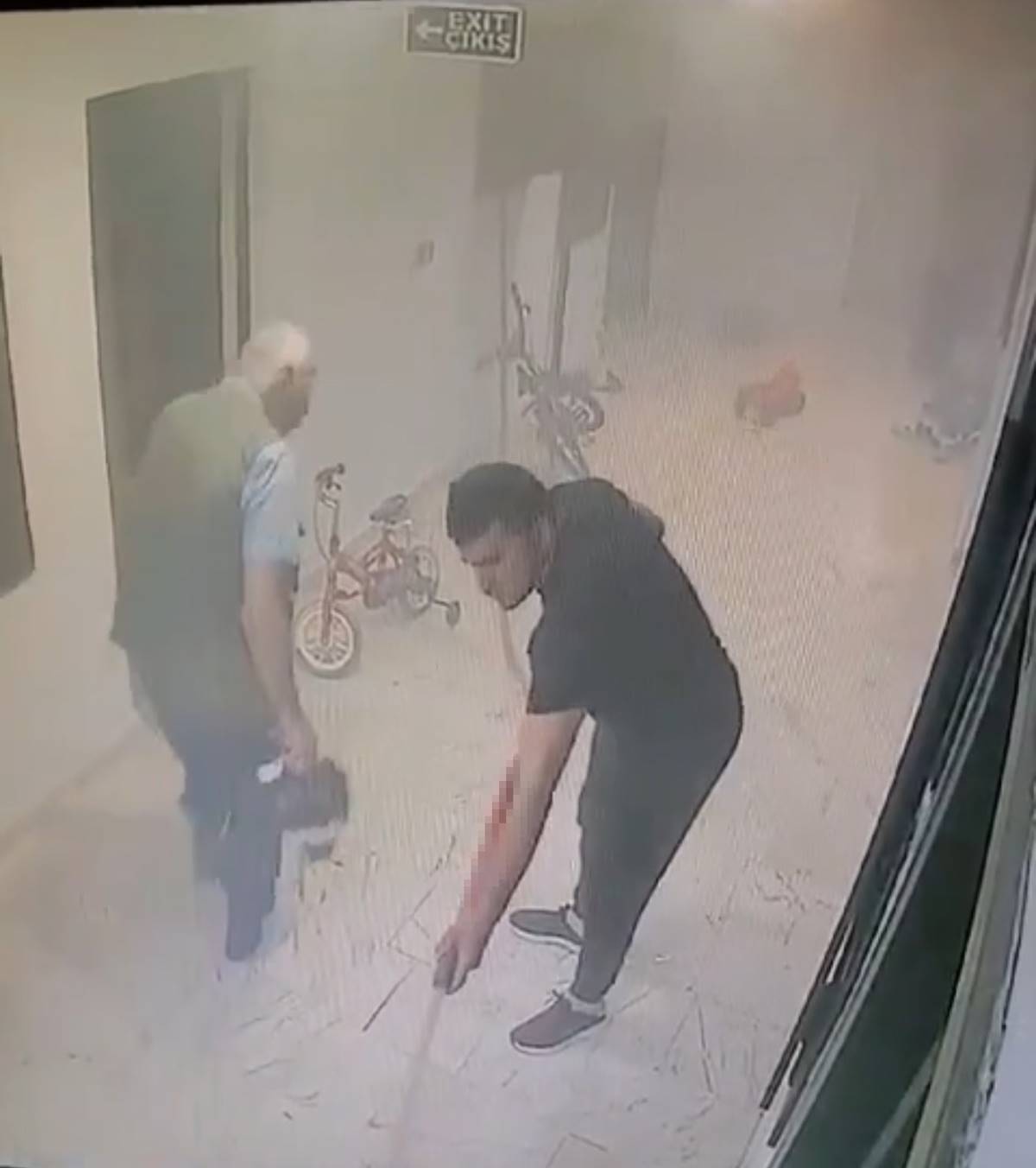 ilaclanan-ev-bomba-gibi-patladi-4