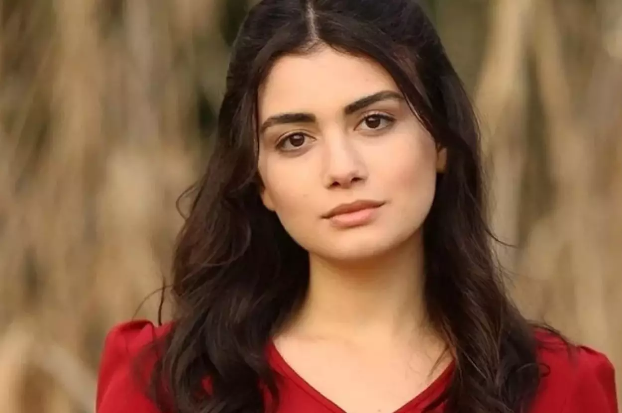 baba-dizisinin-busra-si-ozge-yagiz-kimdir-kac-yasinda-ve-nereli-ozge-yagiz-evli-mi-h33583-e1764