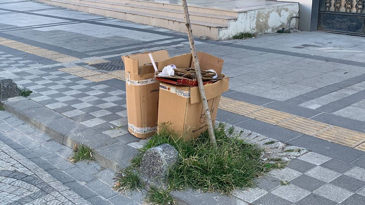 temizlikci-cop-kovasini-kirarken-goruntulendi-4