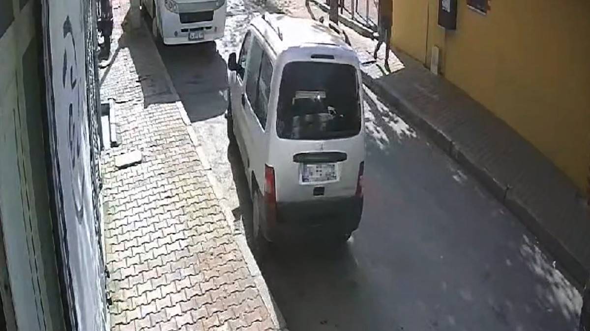 bagcilarda-caldigi-aracta-200-cift-terlik-ele-gecirildi-1