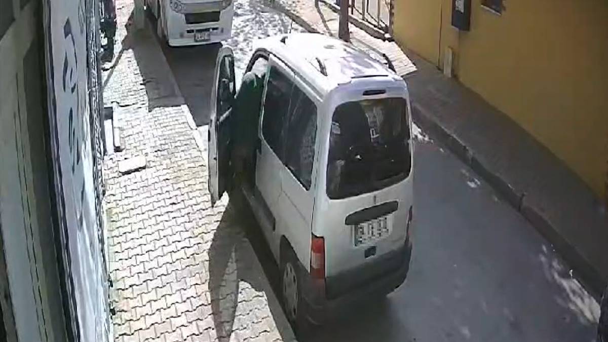 bagcilarda-caldigi-aracta-200-cift-terlik-ele-gecirildi-2