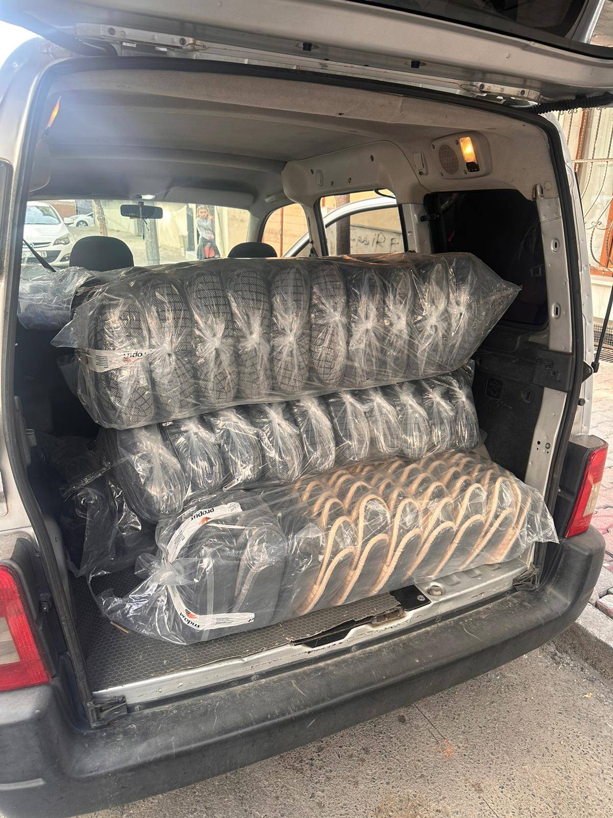 bagcilarda-caldigi-aracta-200-cift-terlik-ele-gecirildi-3