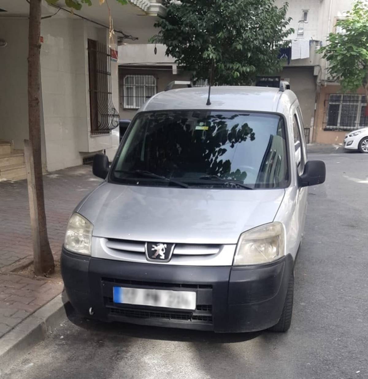 bagcilarda-caldigi-aracta-200-cift-terlik-ele-gecirildi-4