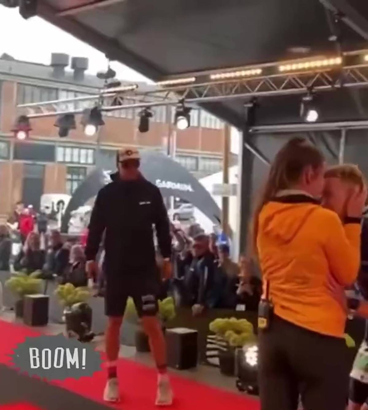 evlenme-teklif-ederken-bacagina-kramp-girdi-yere-yigildi-8