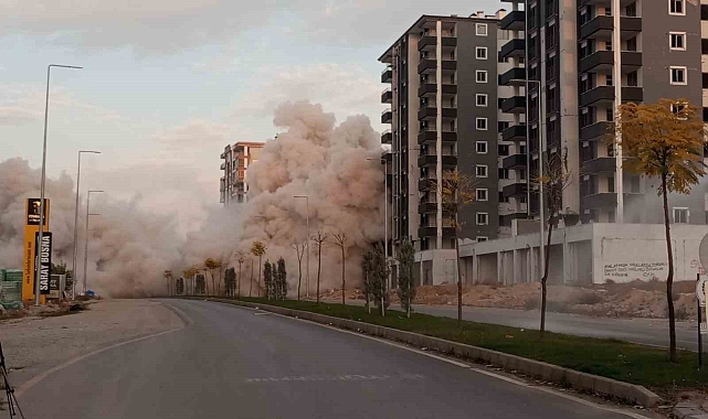 rayli-sistemli-oldugu-belirtilerek-satilan-yeni-bina-depremde-hasar-gorunce-patlayici-ile-yikildi-20231027aw06-9799