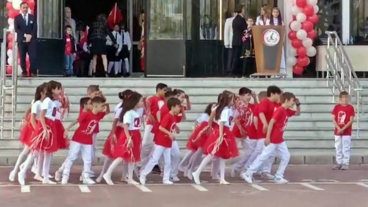 afyonkarahisar-ataturk-ilkokulu-cumhuriyet-bayrami-disleksi-ogrenci-ayrimcilik-4