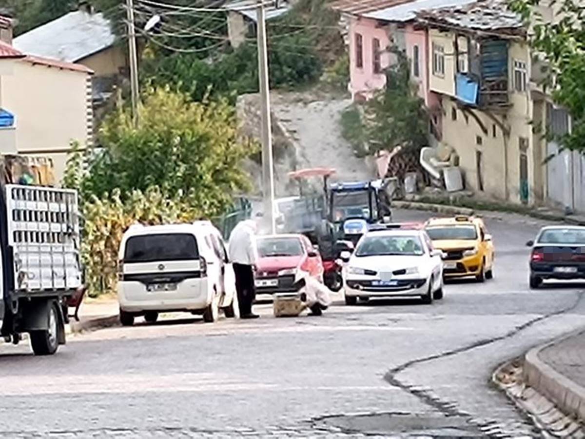 kamyonetin-kasasindan-dusen-kovandan-cikan-arilar-mahalleyi-istila-etti-3