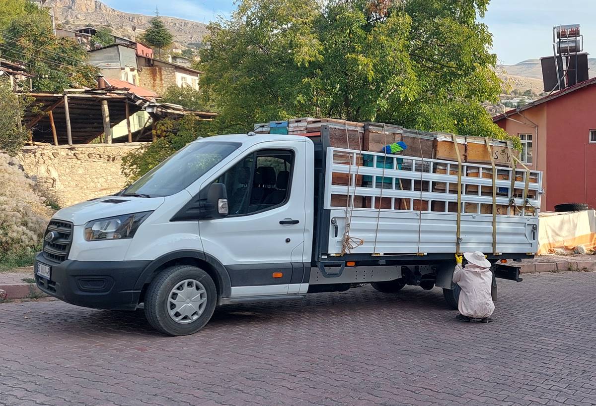 kamyonetin-kasasindan-dusen-kovandan-cikan-arilar-mahalleyi-istila-etti-5