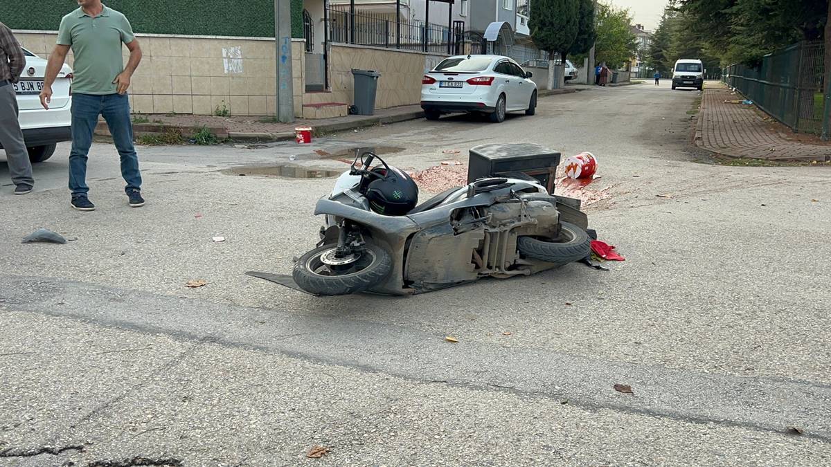 ketcap-yola-dokuldu-sokak-kipkirmizi-oldu-3