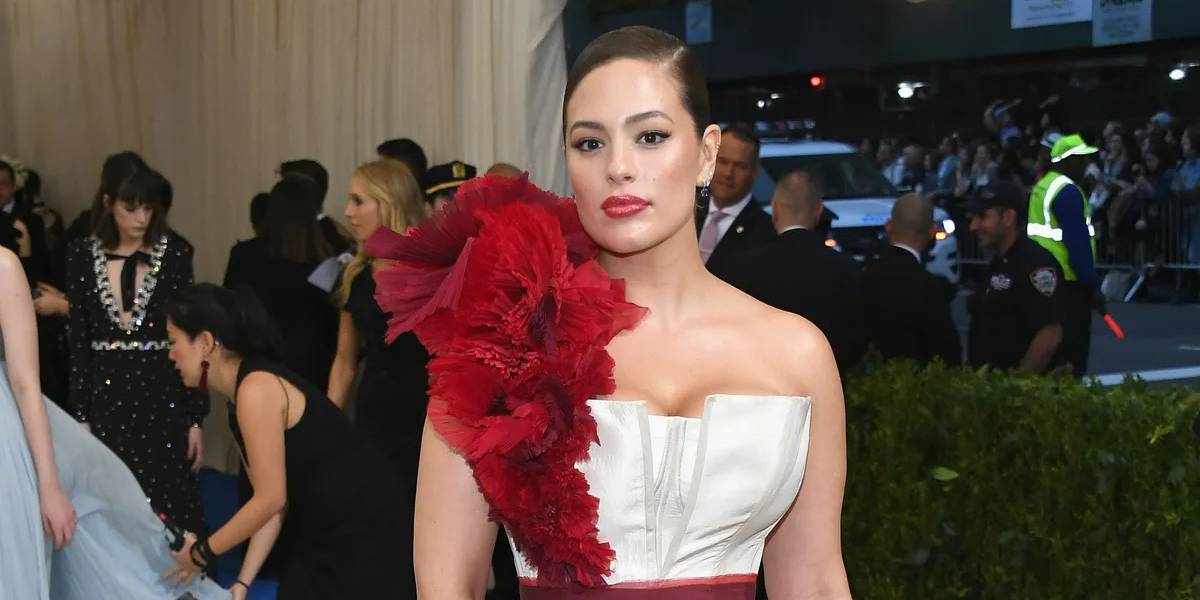 ashley-graham-kirmizi-hali