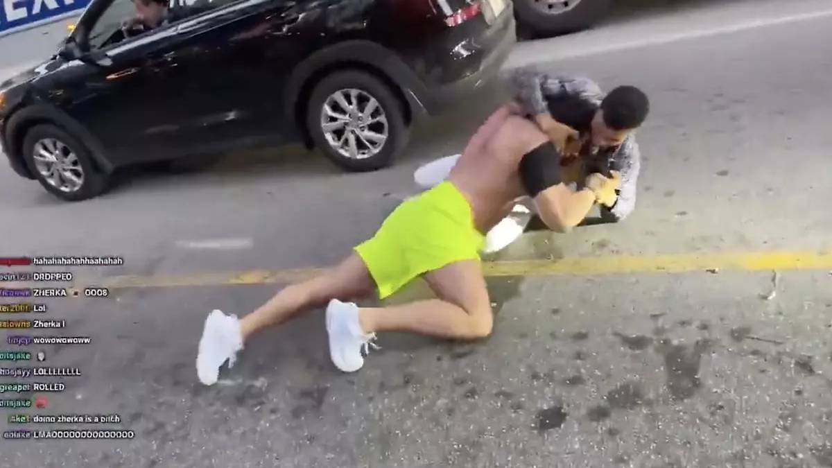 ikinci-savas-cebeci-vakasi-kaslarina-guvendi-kucucuk-adamdan-evire-cevire-dayak-yedi-1