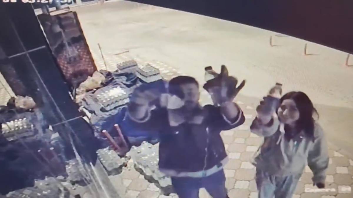 bufeden-aldiklari-iki-sise-suyun-parasini-kameraya-gosterip-biraktilar-1