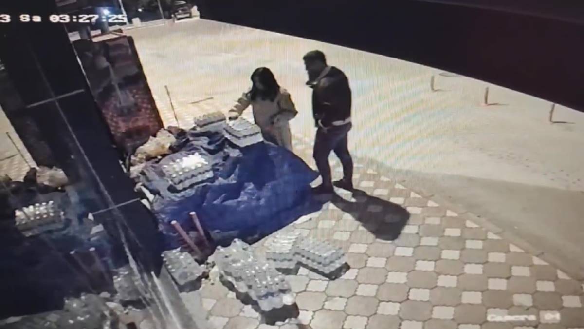 bufeden-aldiklari-iki-sise-suyun-parasini-kameraya-gosterip-biraktilar-2